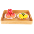 Restaurant en bois servant des plats / plat de fruits en bambou